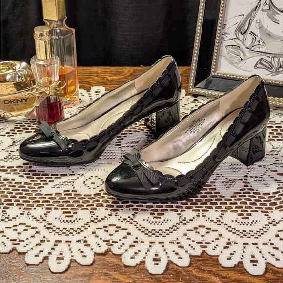 EUC Bandalino Black Patent Leather Scalloped Bow Pumps BD7Oceanna, US Women's 6M - Picture 2 of 8